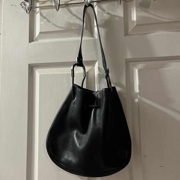 Gucci Black Leather Shoulder Bag with Metallic Hardware - Picture 5 of 8